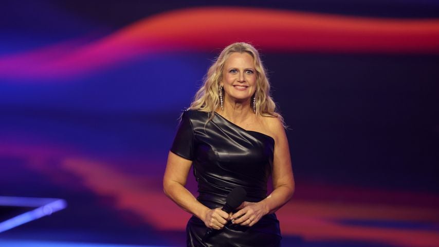 Wie Miley Cyrus: Barbara Schöneberger thront auf Abrissbirne