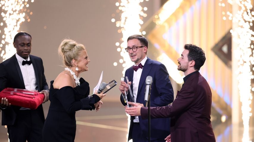 Barbara Schöneberger mit Thomas Schmitt (mi.) beim "Deutschen Fernsehpreis", 2025