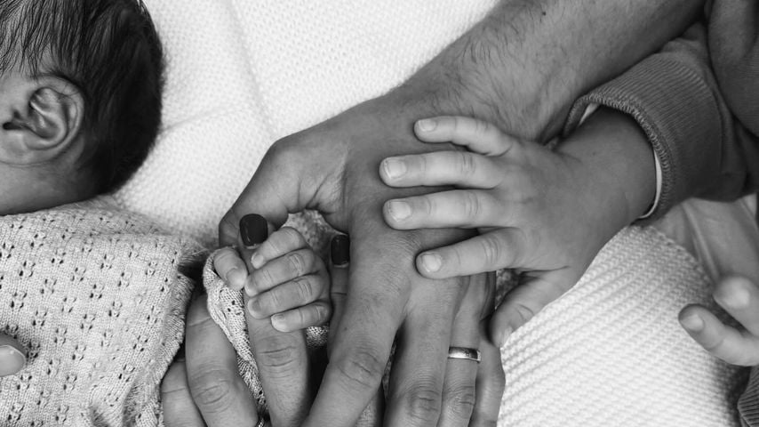 Barbara Sofie mit den Händen ihres Partners und ihres Babys