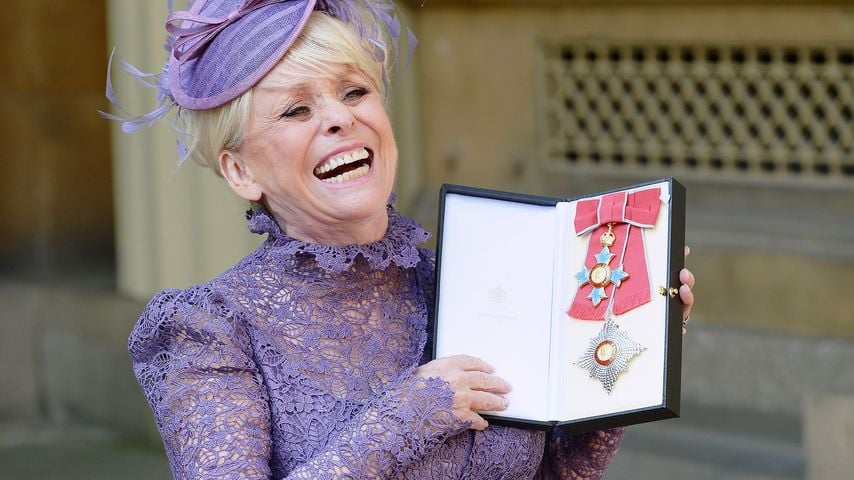Barbara Windsor bei ihrer Ernennung zur Dame Commander des Order of the British Empire
