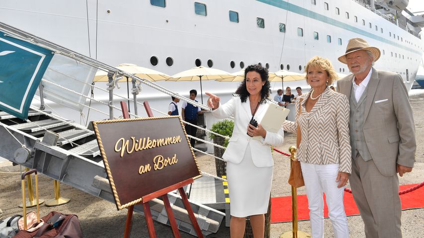 Barbara Wussow, Uschi Glas und Michael Gwisdek in einer "Das Traumschiff"-Szene