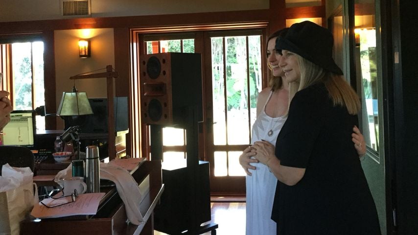 Barbra Streisand feiert Anne Hathaways Schwangerschaft