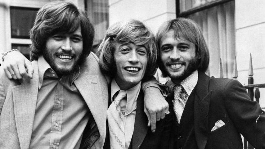 Barry, Robin und Maurice Gibb posieren als Bee Gees in London, 1970er-Jahre