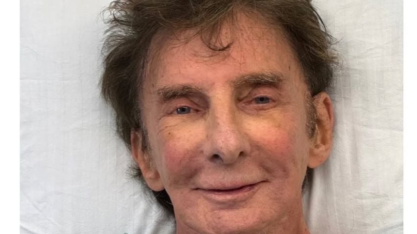 Barry Manilow lächelt und trägt einen Krankenhaus-Kittel, Januar 2026