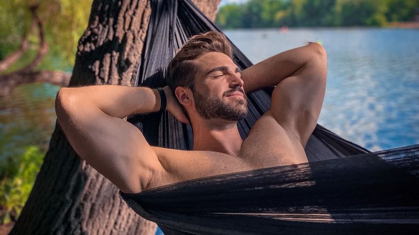 "Berlin - Tag & Nacht"-Star Bartosz zeigt seine XXL-Oberarme