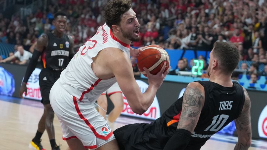 Daniel Theis im Duell mit Alperen Sengun aus der Türkei