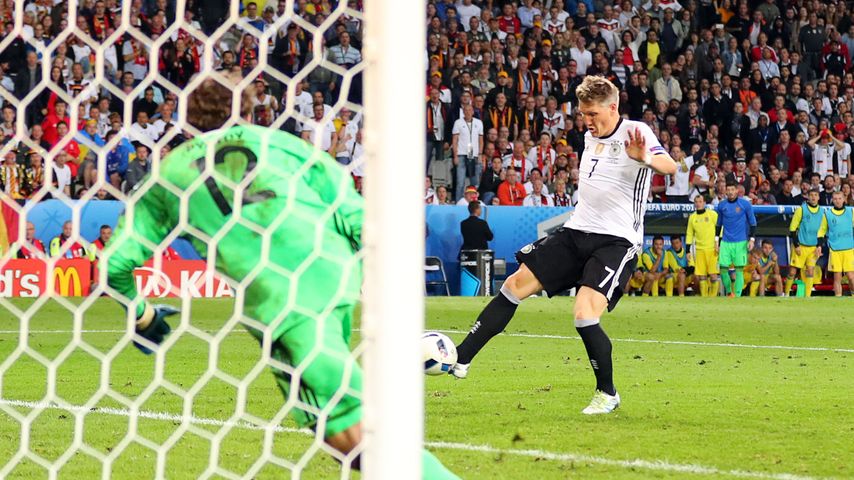 Zungenbrecher "Schweinsteiger": EM-Models sind verzweifelt!