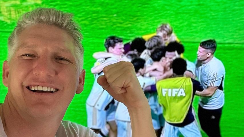 Nach U17-WM-Sieg: Bastian Schweinsteiger feiert das Team!