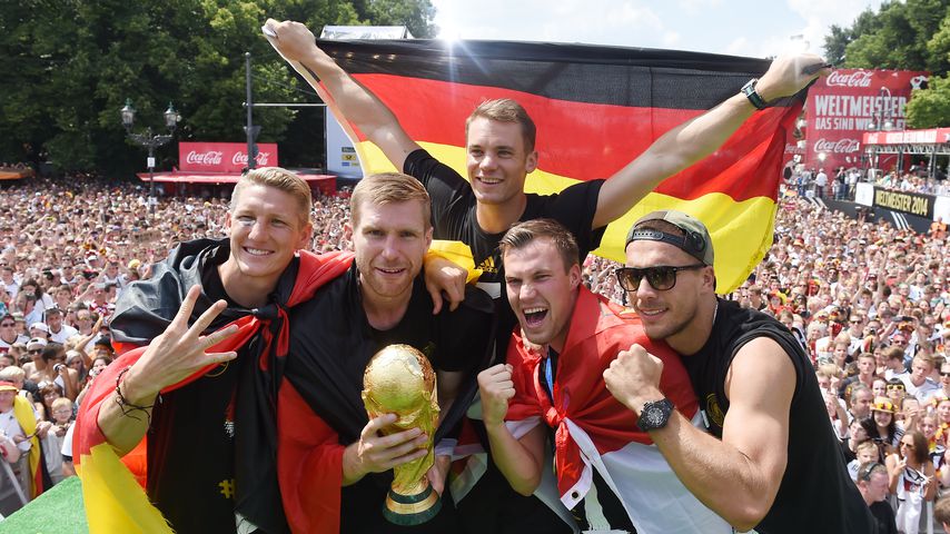 Mit Tränen & H.P. Baxxter: Per Mertesacker beendet Karriere
