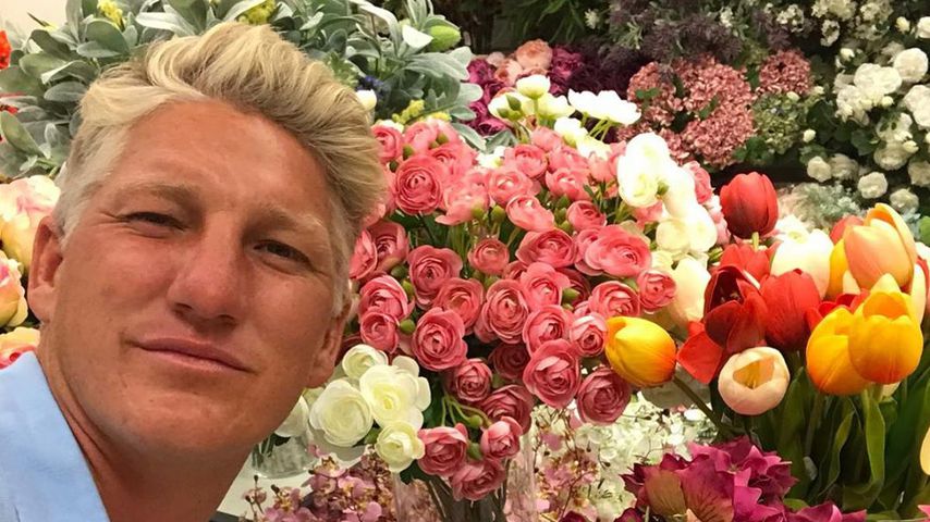 Wie süß: Bastian Schweinsteiger fragt bei Blumenwahl um Rat