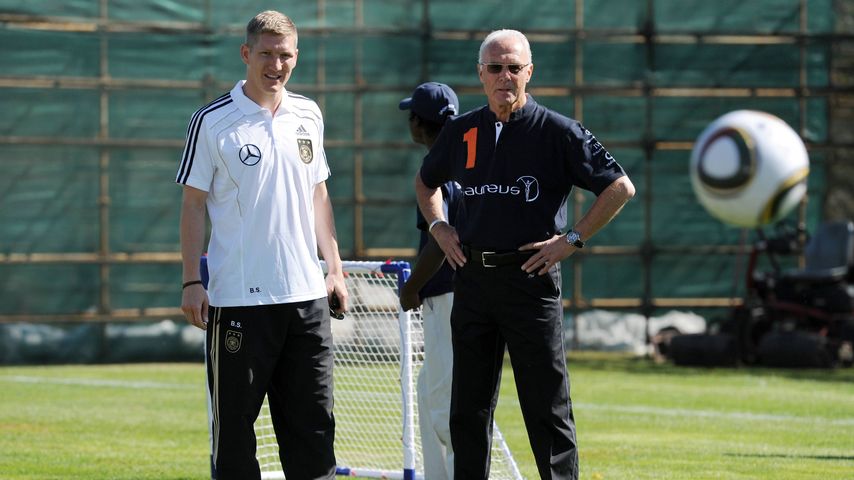 Bastian Schweinsteiger und Franz Beckenbauer im Jahr 2010