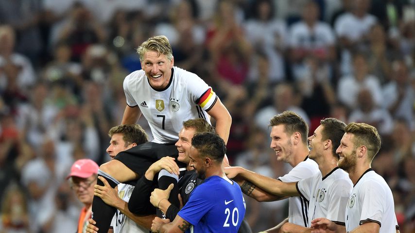 Schweini macht den Ronaldo: Flitzer erhält einmaliges Selfie