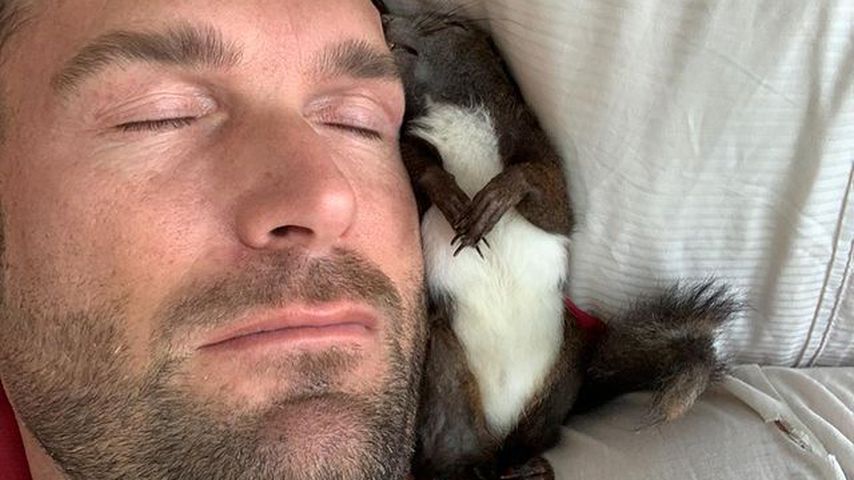 Bastian Yotta mit seinem Eichhörnchen Fritzi