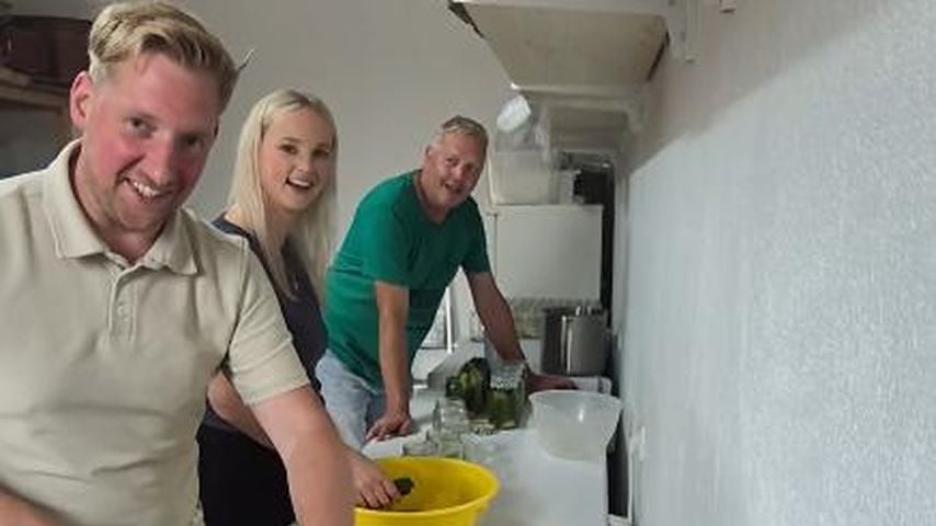 Bauer Daniel mit seiner neuen Freundin Antonia und Bauernkollege Jörg Schwerdt