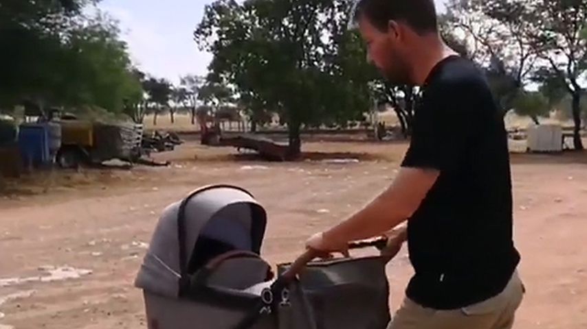 Bauer Gerald beim Kinderwagentest