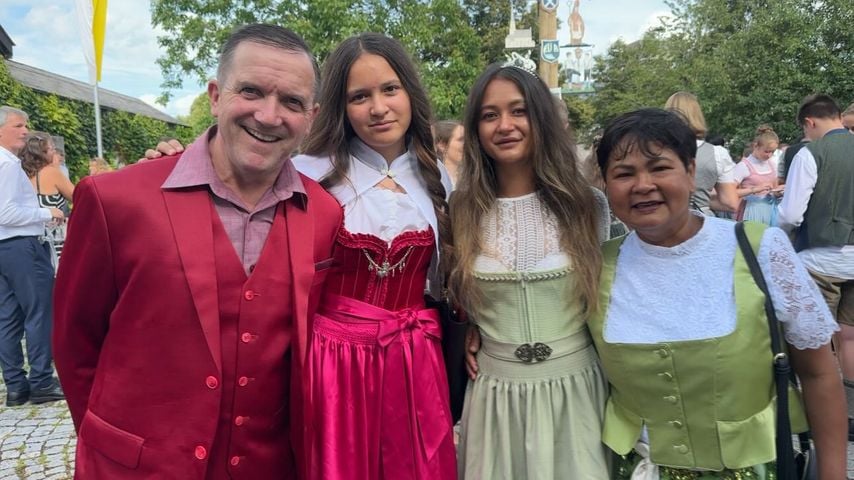 Bauer Josef und Narumol (R.) mit ihren Töchtern Jorafina und Jenny, Juli 2025