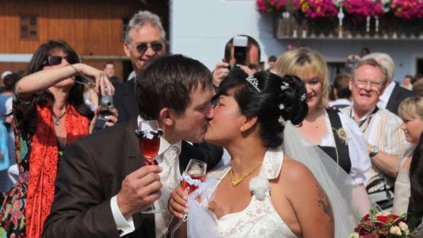 Bauer Josef und seine Ehefrau Narumol auf ihrer Hochzeit 2010