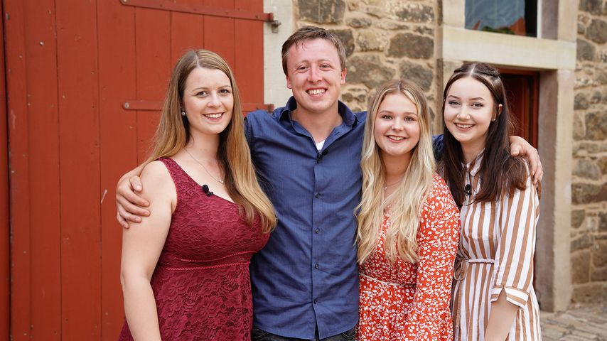 "Bauer sucht Frau"-Dirk mit Saskia, Sophie und Elisabeth