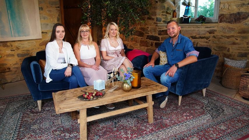 "Bauer sucht Frau"-Kandidat Erik mit seinen Hofdamen Mareike, Anne und Julia