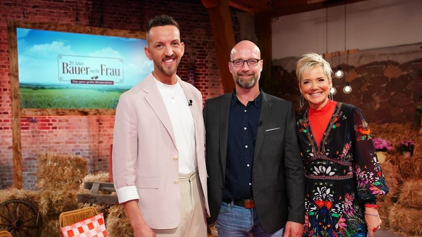"Bauer sucht Frau"-Kandidaten Michael und Volker mit Moderatorin Inka Bause