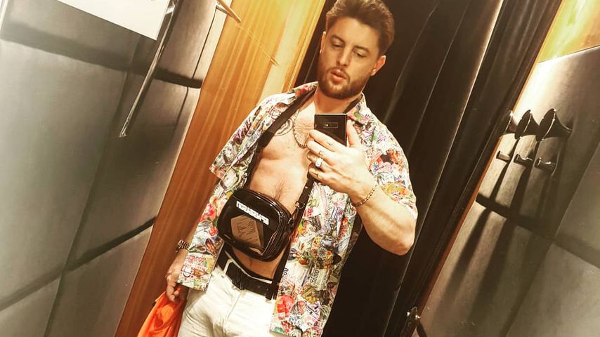 Rapper Bausa in einer Umkleide