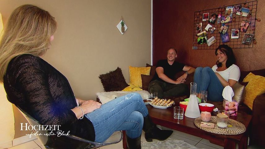 Beate Quinn mit dem "Hochzeit auf den ersten Blick"-Paar Michael und Lisa