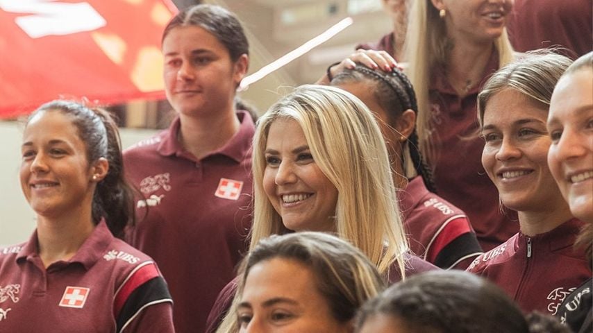 Beatrice Egli trifft Fußballerinnen des Schweizer EM-Teams