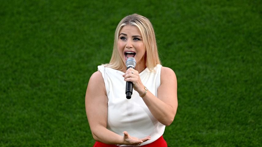 Beatrice Egli singt Schweizer Hymne bei Frauen-EM-Auftakt