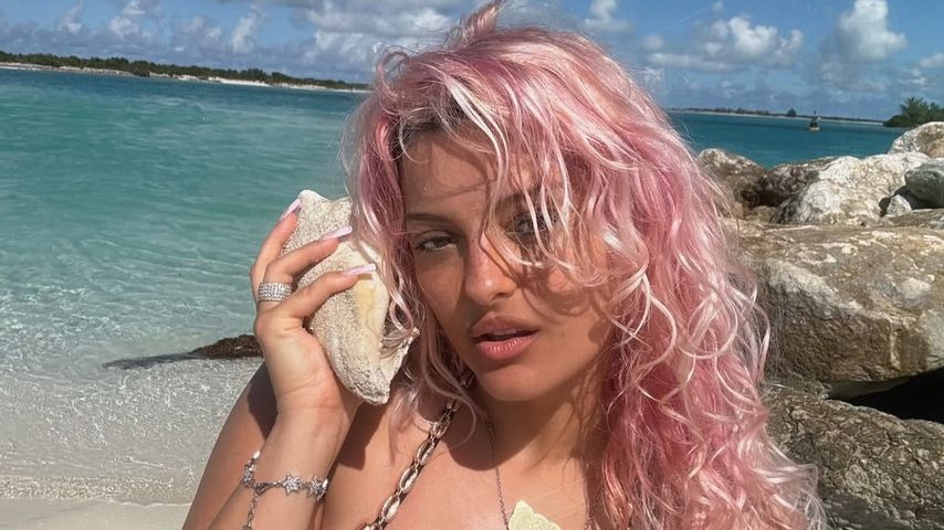 Bebe Rexha am Strand