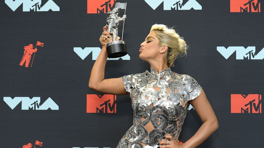 Nach Dick-Kritik: Bebe Rexhas Wow-Auftritt bei den Grammys