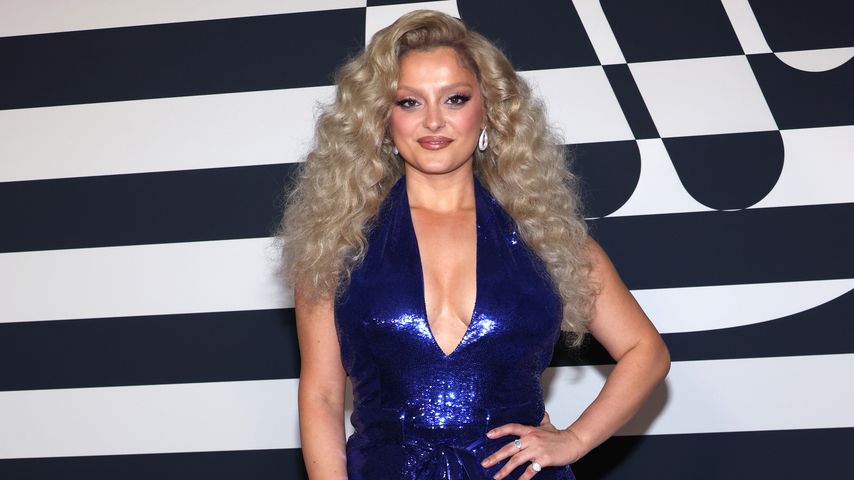 Nach Handy-Attacke: Bebe Rexha trägt Schutzbrille bei Show
