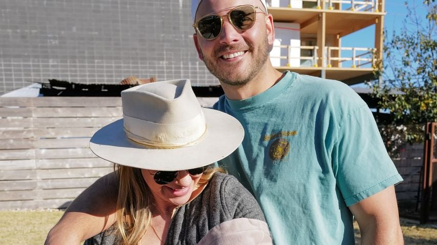 Becca Tobin und Zach Martin mit ihrem Sohn Rutherford, Juli 2025