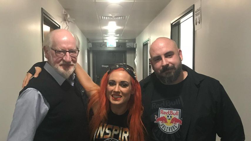 Becky Lynch mit ihrem Vater und ihrem Bruder