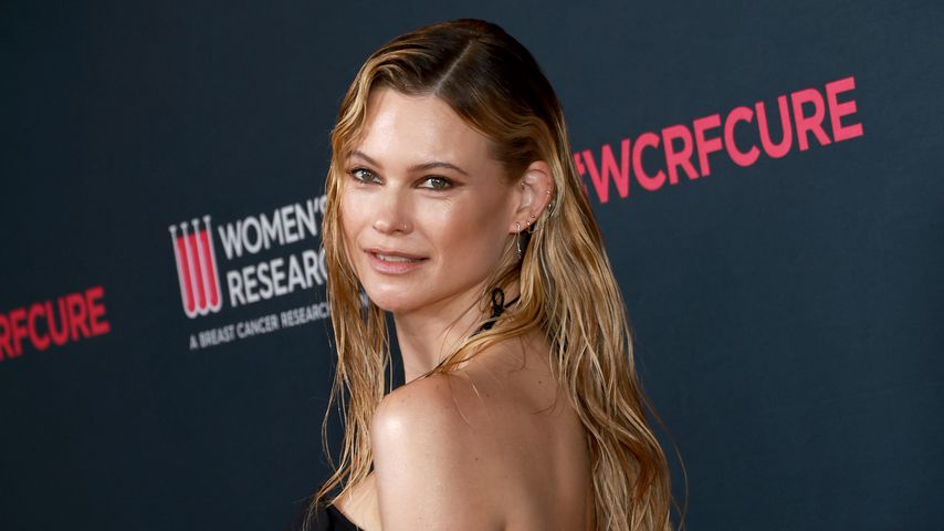 Wow: Behati Prinsloo zeigt ihren Post-Baby-Body am Strand!