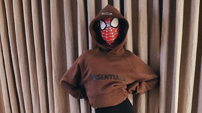 Ist schon Halloween? Dieses Model setzt auf Spider-Man-Maske
