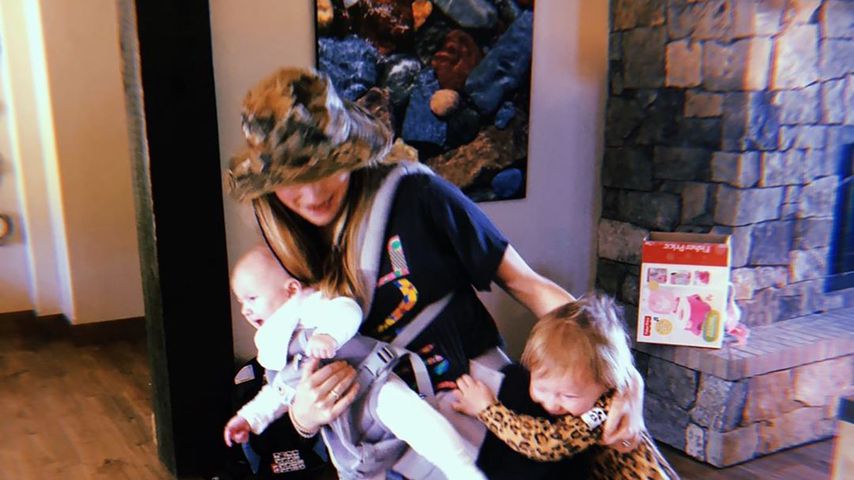 Behati Prinsloo mit ihren zwei Töchtern