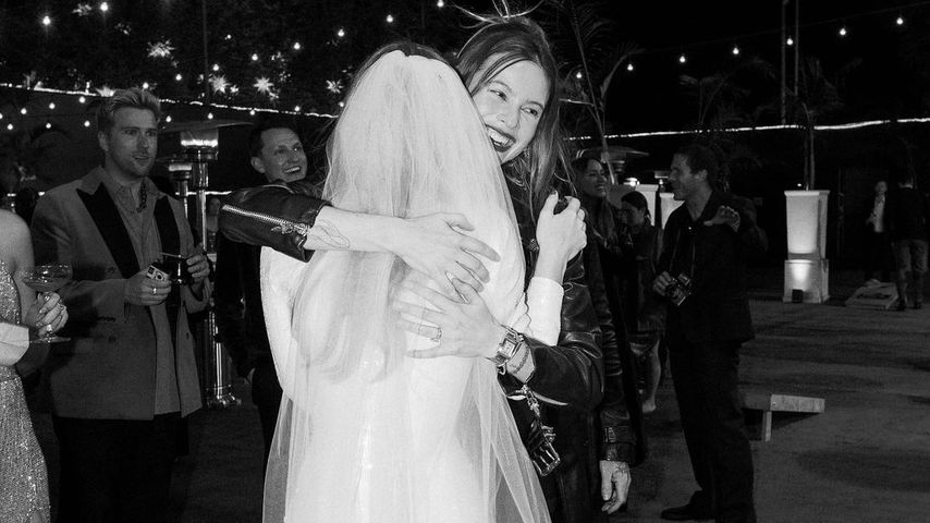 Behati Prinsloo mit einer Freundin
