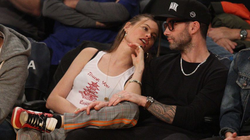 Behati Prinsloo und Ehemann Adam Levine