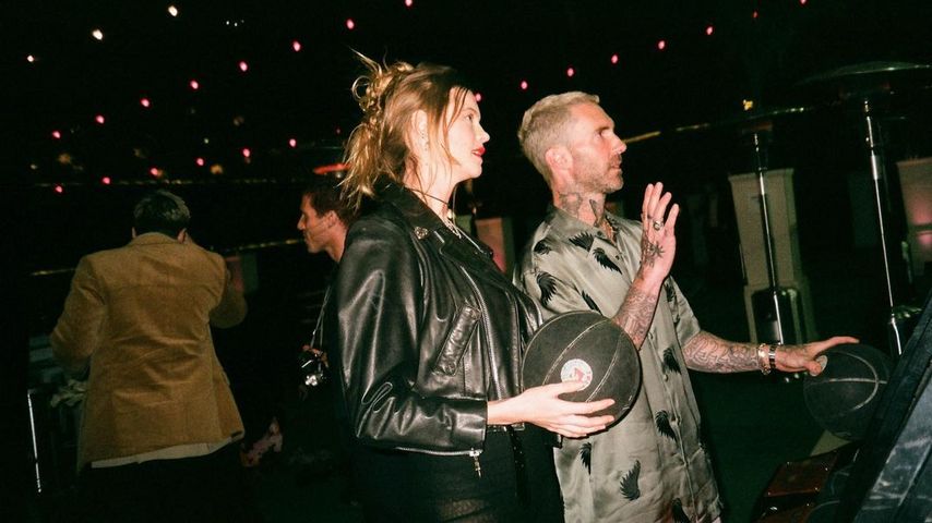 Behati Prinsloo teilt erstes Foto mit Mann Adam nach Geburt