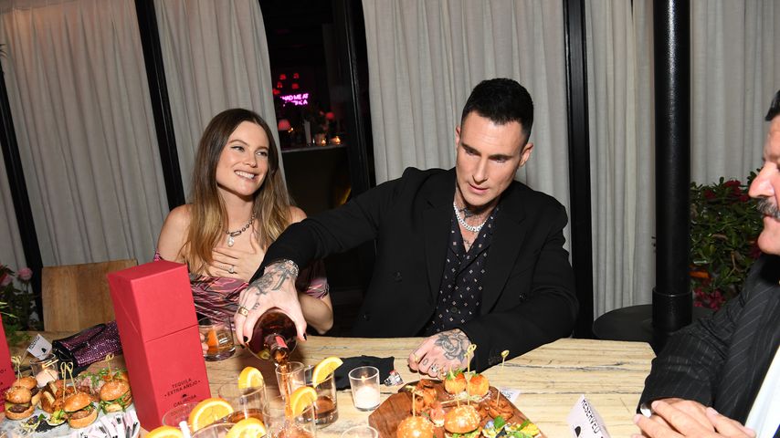 Behati Prinsloo und Adam Levine