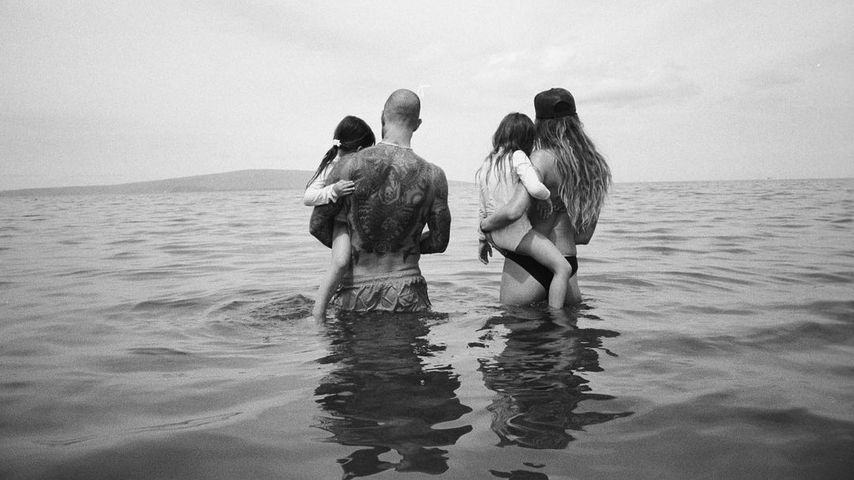 Behati Prinsloo und ihr Mann Adam Levine mit den gemeinsamen Töchtern
