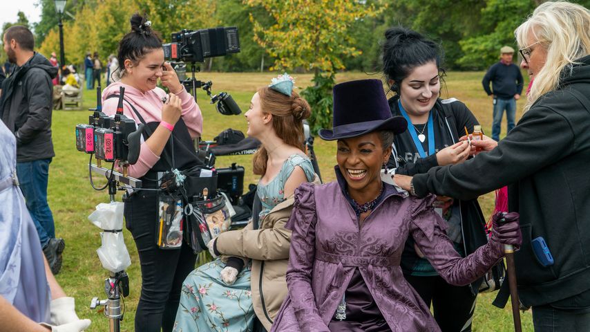 Phoebe Dynevor und Adjoa Andoh am Set von "Bridgerton"