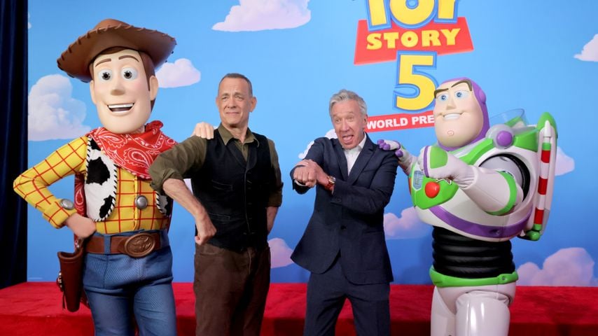 Tom Hanks und Tim Allen posieren bei der Toy Story 5 Premiere