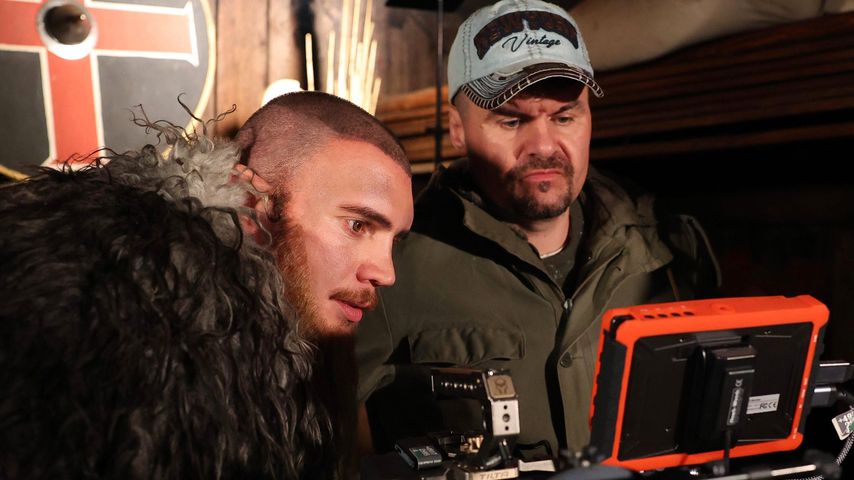 Bela Klentze mit Regisseur Jakob Gisik am Filmset
