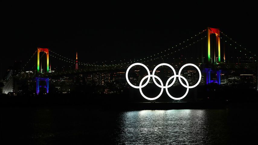 Beleuchtete olympische Ringe in Tokio