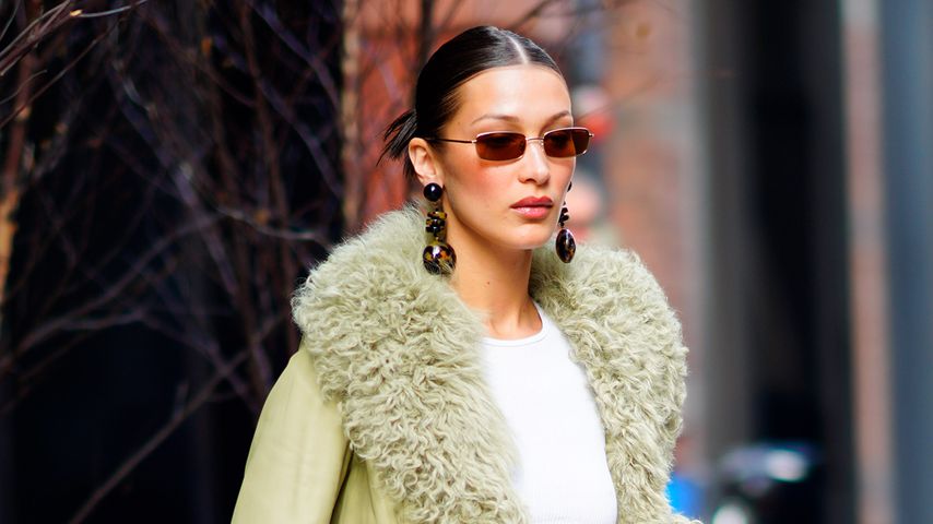 Mode-Graus? Bella Hadid im grünen Oma-Mantel mit Echtpelz