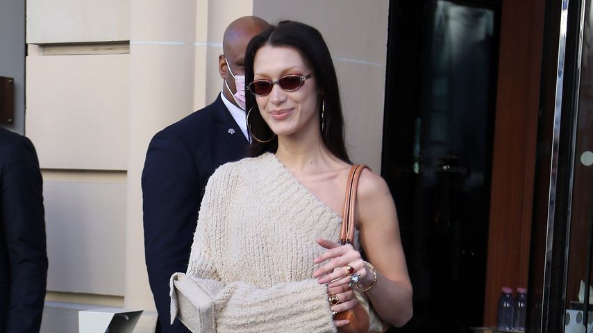 Stylish in Paris! Bella Hadid trägt ein cooles Strickkleid
