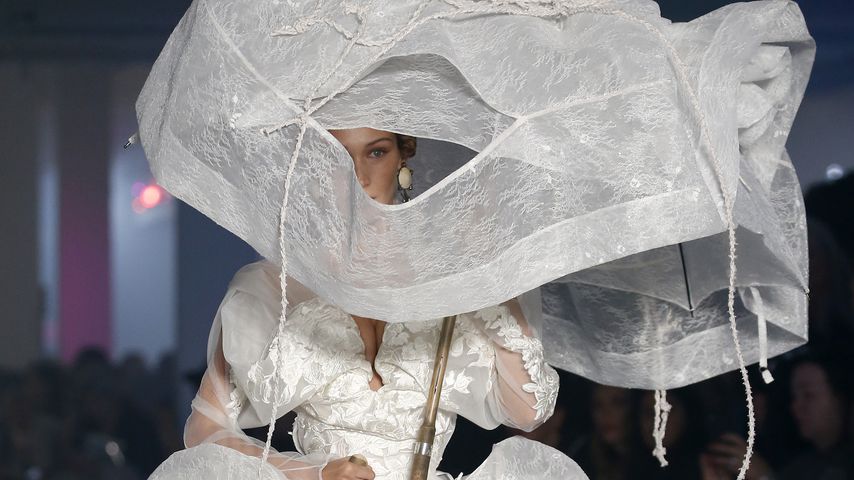 Bella Hadid bei der Vivienne Westwood Show auf der Paris Fashion Week 2019