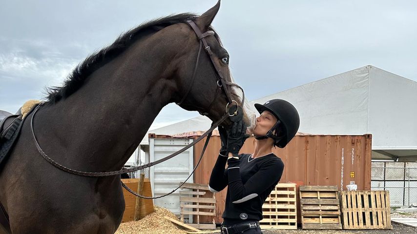 Bella Hadid mit ihrem Pferd, August 2023