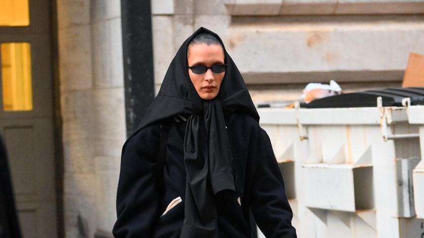 Kaum erkannt: Bella Hadid erscheint in einem düsteren Outfit